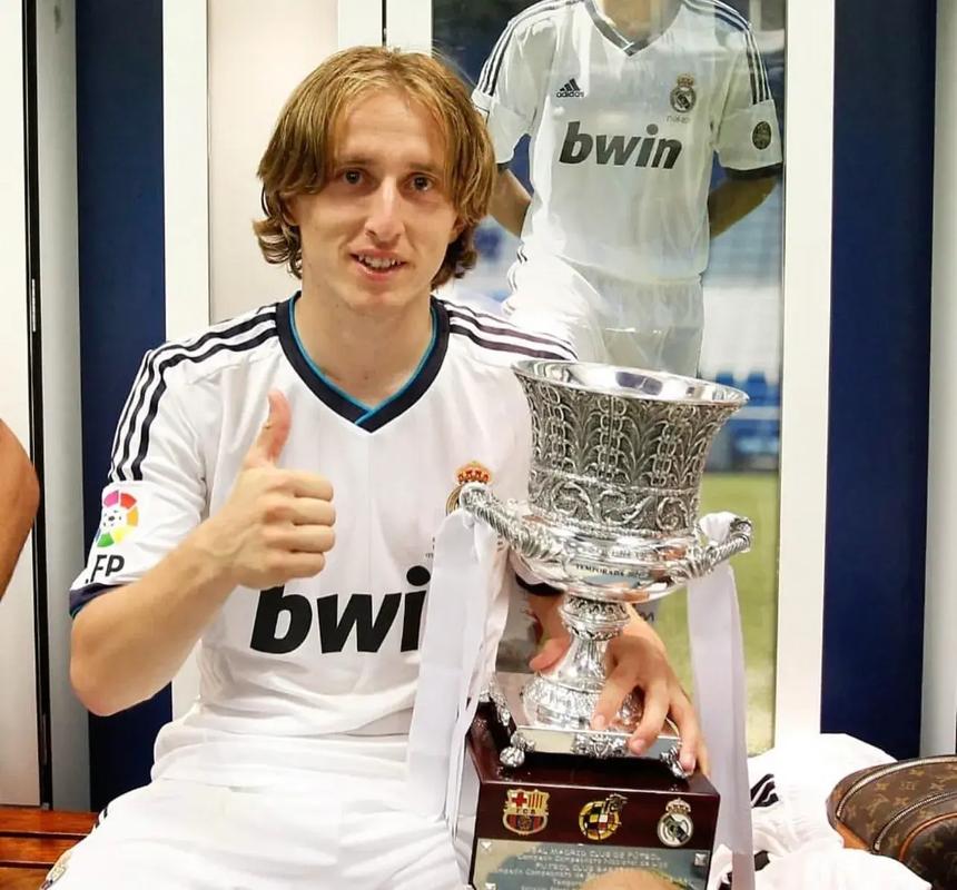 皇马16岁天才首获一线队征召！后防告急 卡斯蒂利亚新星临危受命