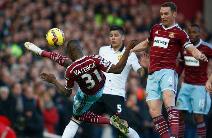 尤文发售圣诞节相关产品，毛衣售价39.9欧元，帽子16.9欧